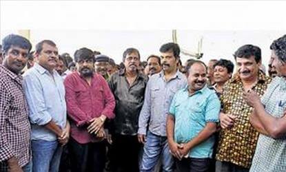 தயாரிப்பாளர்களே... இந்தாங்க மனு... இயக்குனர்கள் போராட்டம்